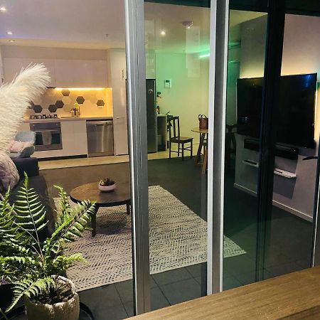 La Sky Boutique Apartment - Pool, Spa & Sauna Melbourne Exterior photo